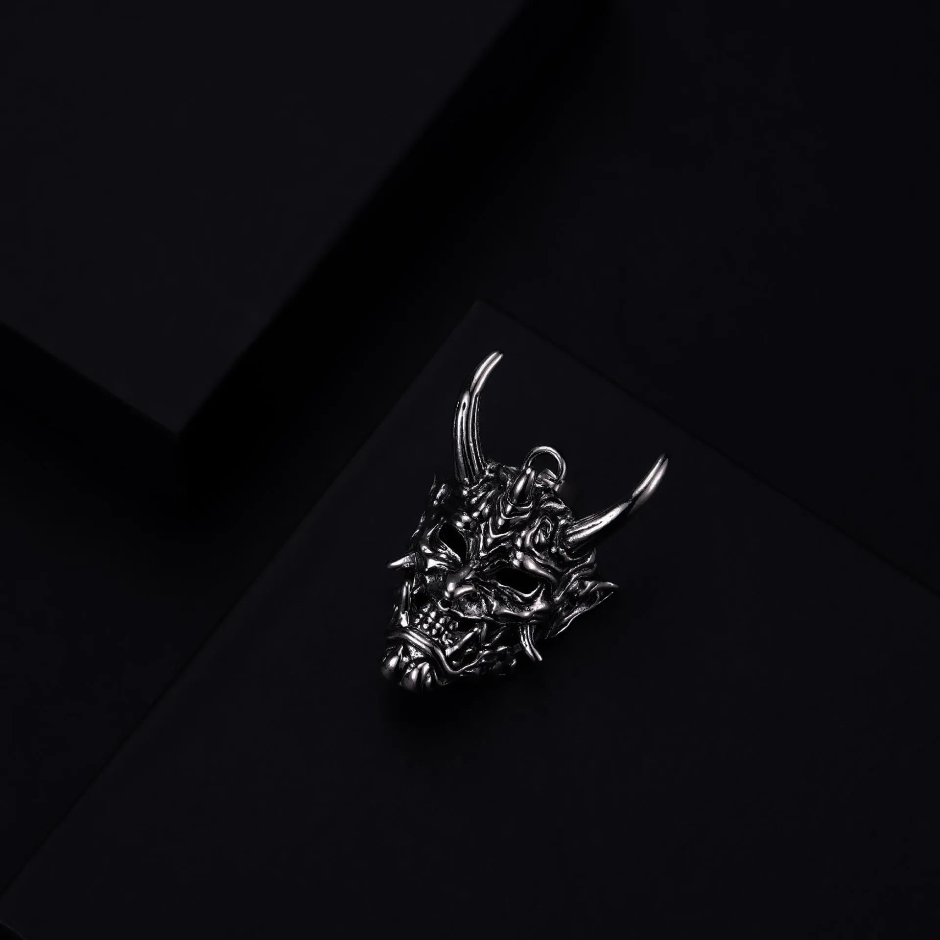 Men's vintage zinc alloy necklace with electroplated silver pendant measuring 40mm x 27mm x 20mm