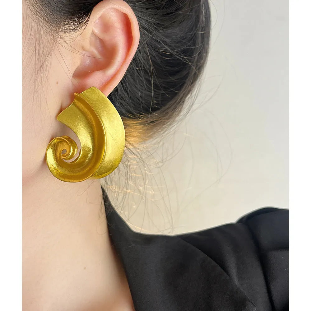 A pair of retro-style geometric ear studs in either gold or silver finish, measuring 5cm.