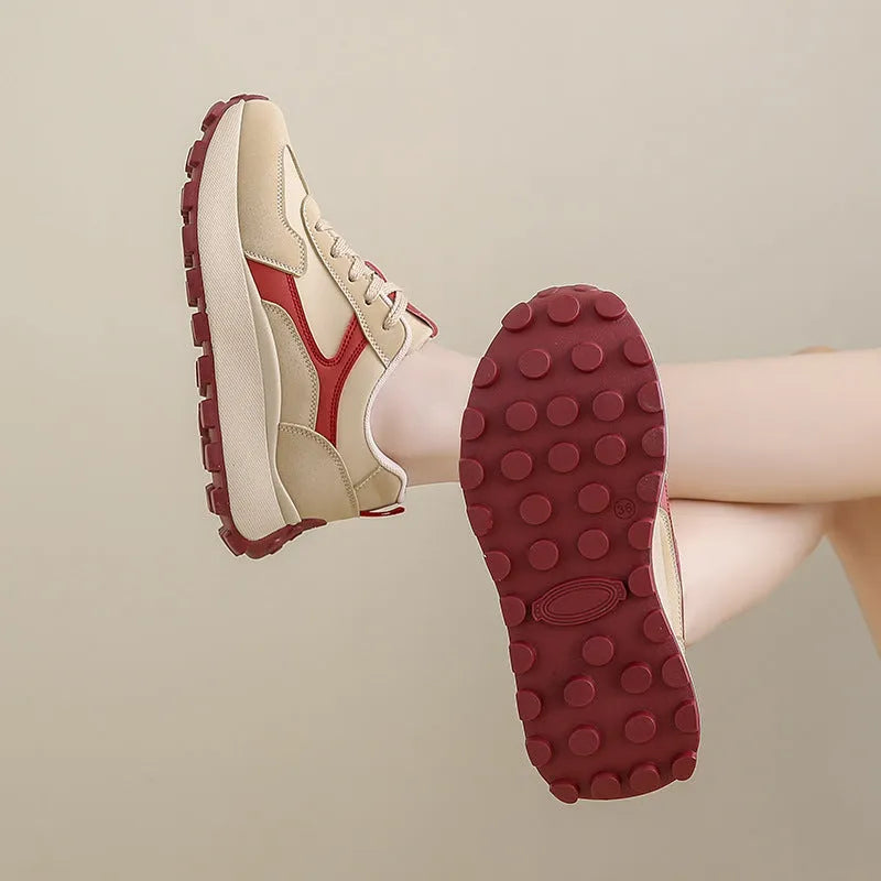 Women's low-top platform sports shoes in card black, with a flat rubber sole and front lace-up design.
