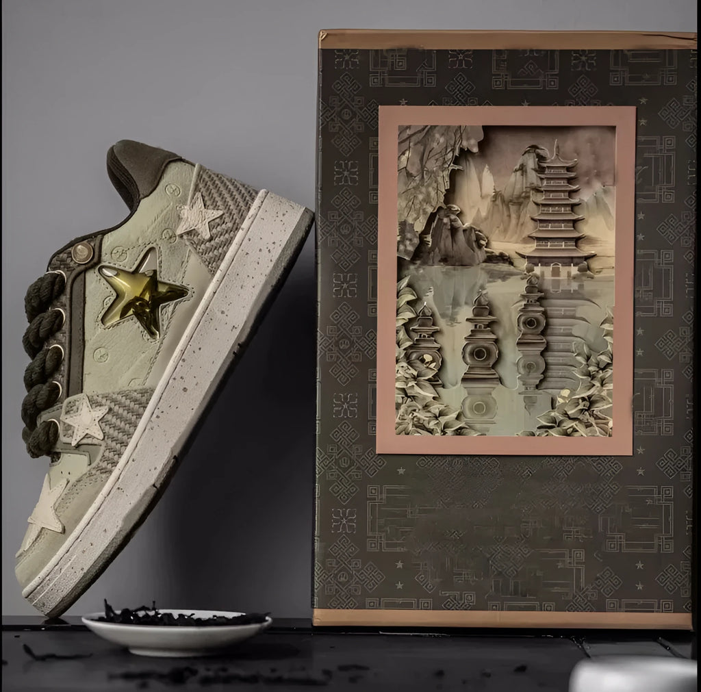 Green star pattern low-top casual shoes with rubber sole and laces