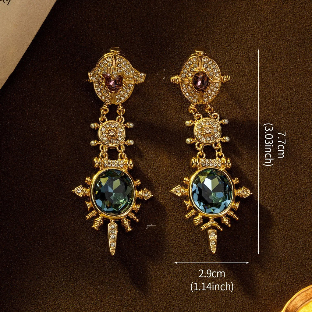 A pair of gold-coloured retro geometric stud earrings with a round shape and diamond-treated alloy surface.