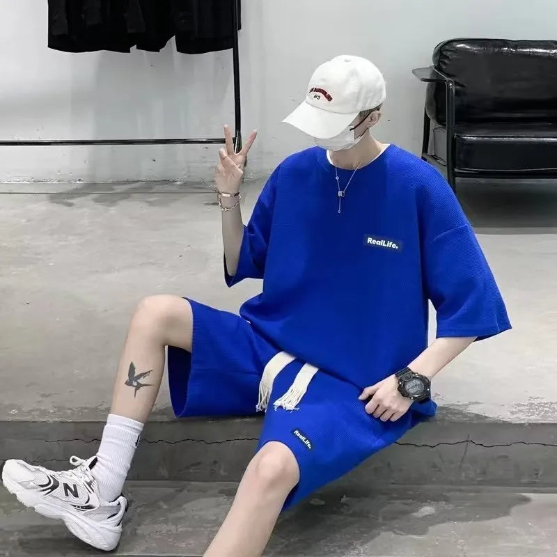 Waffle textured men's leisure sports suit with short sleeves and matching shorts in cotton-polyester blend