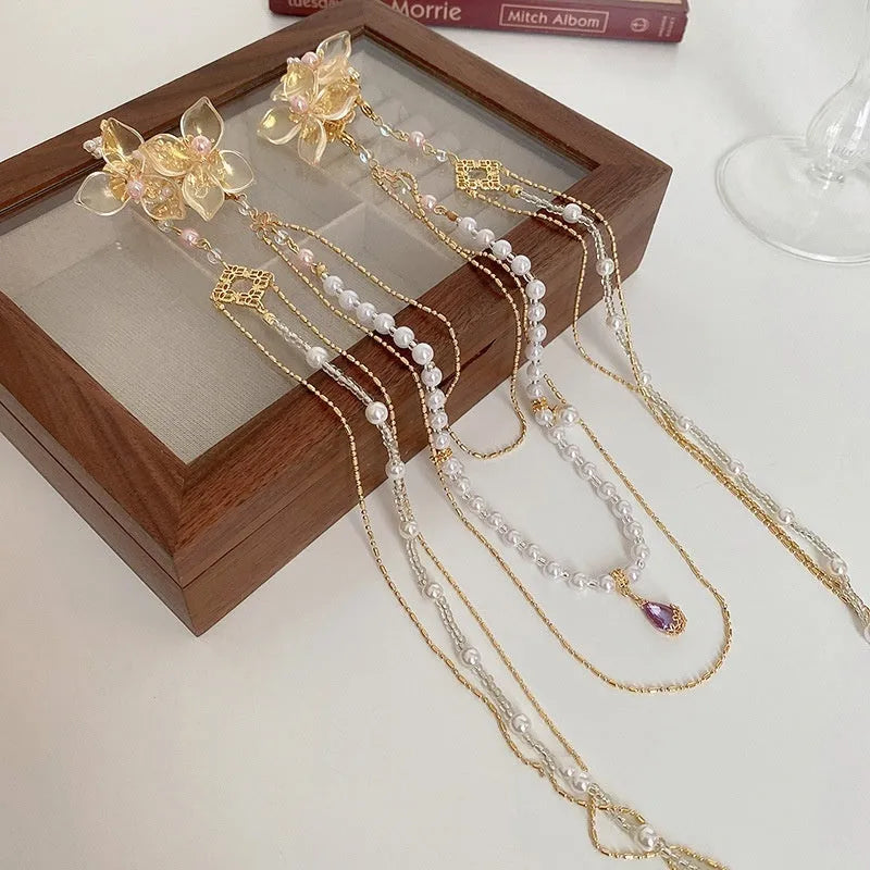 Gold-coloured women's hairpin with pearl diamond flower decoration and tassel detail