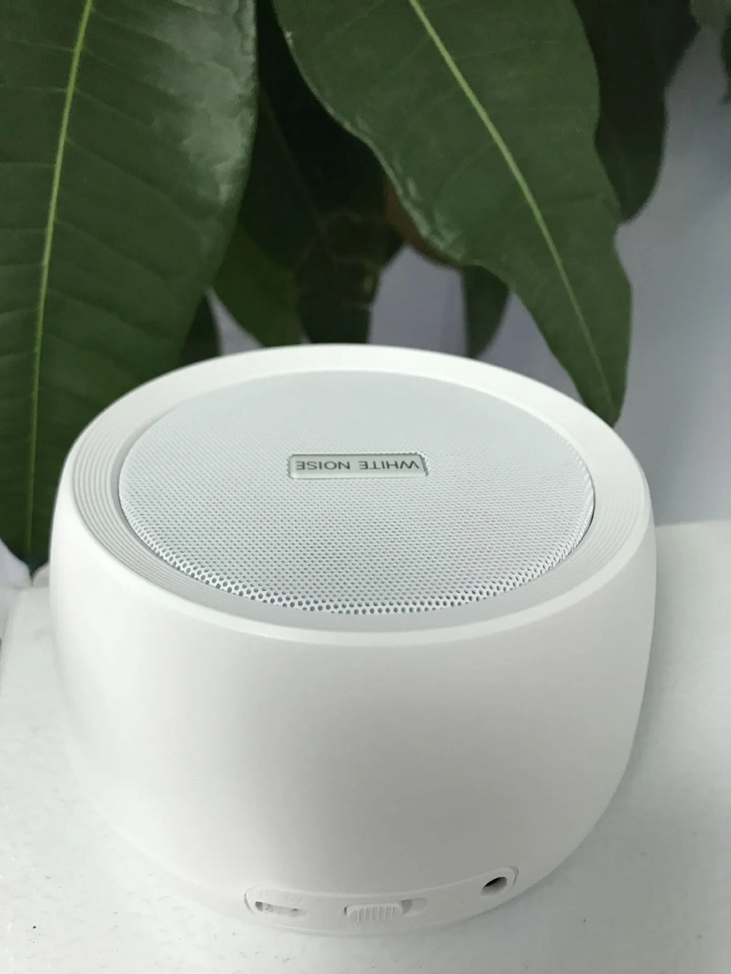 White noise sleep aid machine in white, USB powered, dimensions 110 x 110 x 62mm