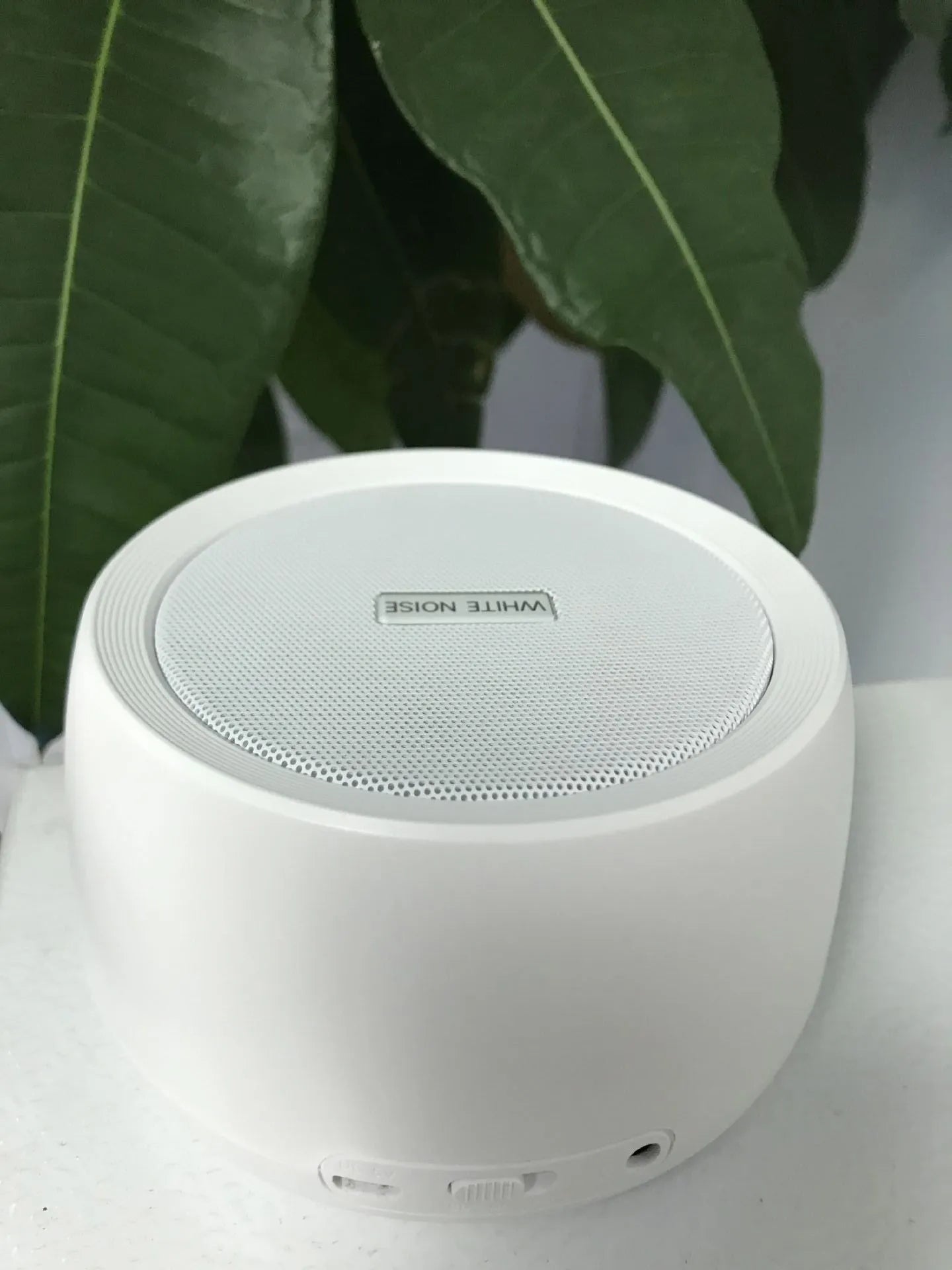 White noise sleep aid machine in white, USB powered, dimensions 110 x 110 x 62mm