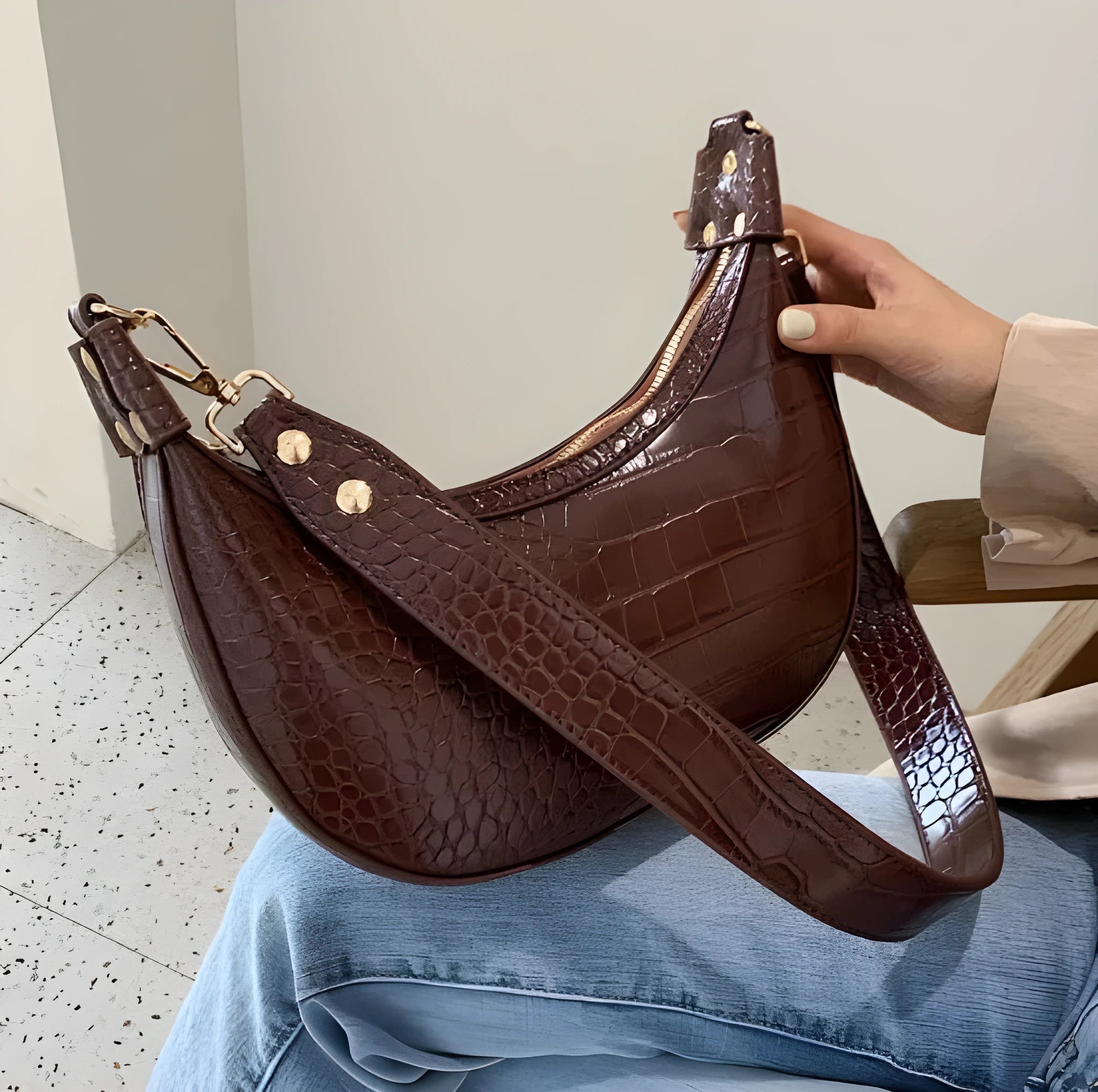 Retro crossbody bag for women in PU leather with 24cm top width, black colour, compact design