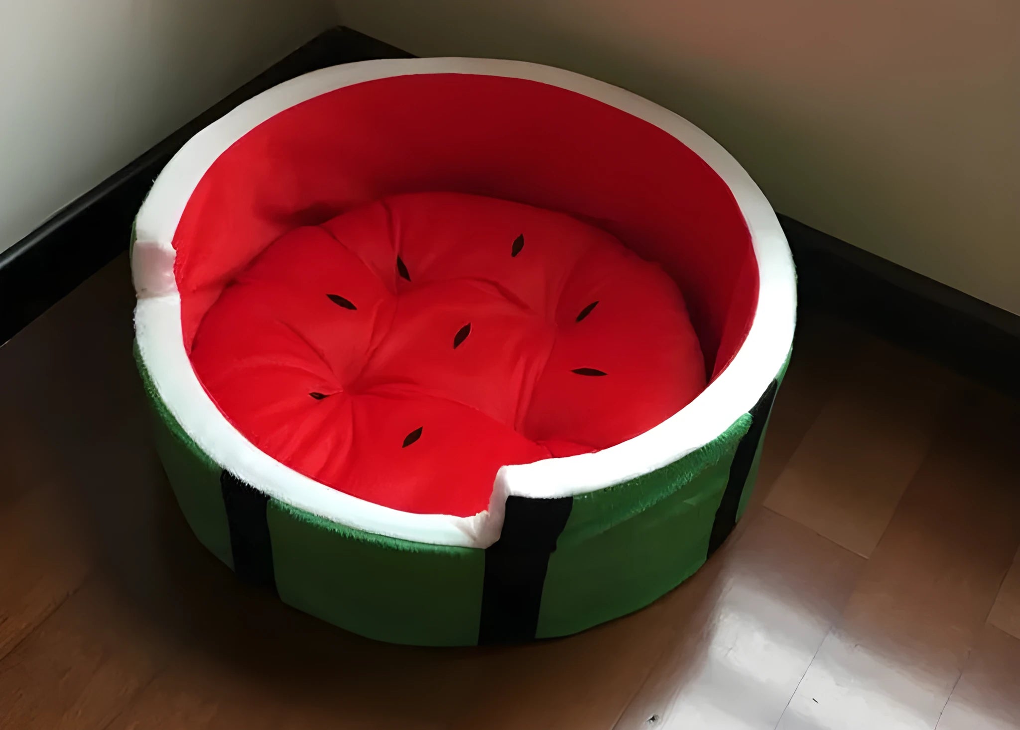 Watermelon-shaped Shu cotton pet bed in green and pink, suitable for small dogs and cats up to 5 kg