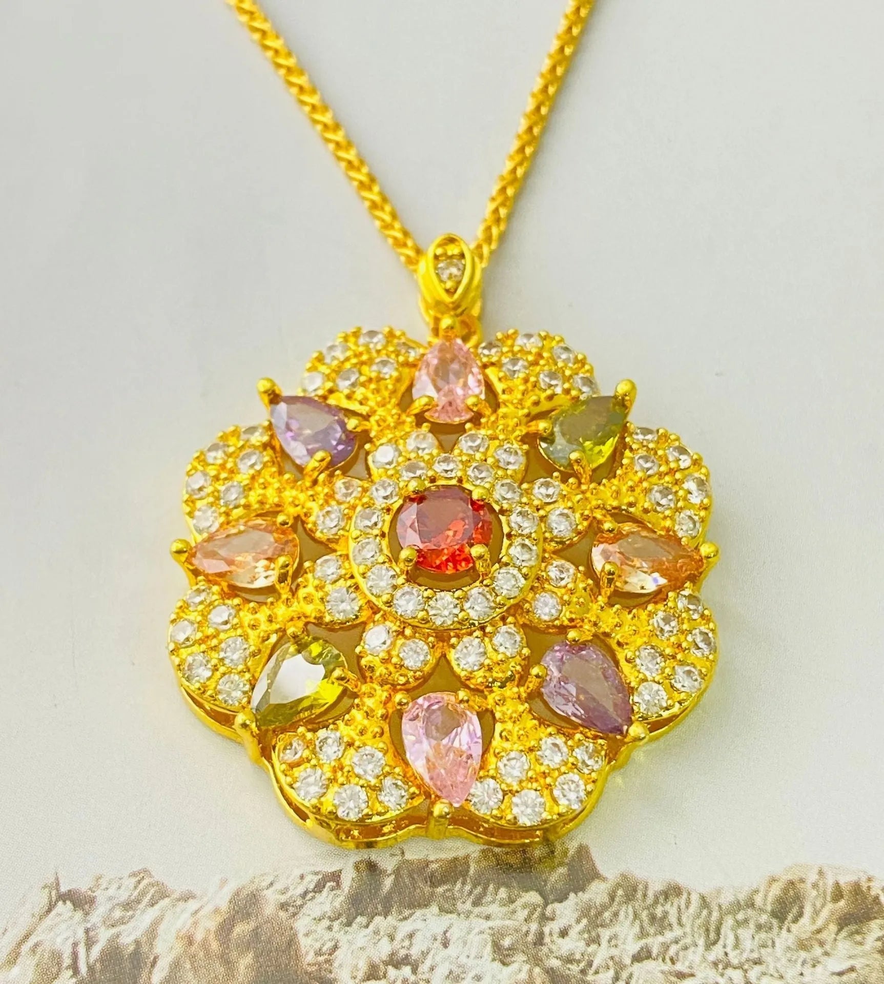 Women's zircon flower pendant necklace in gold, champagne gold or platinum colour with electroplated finish