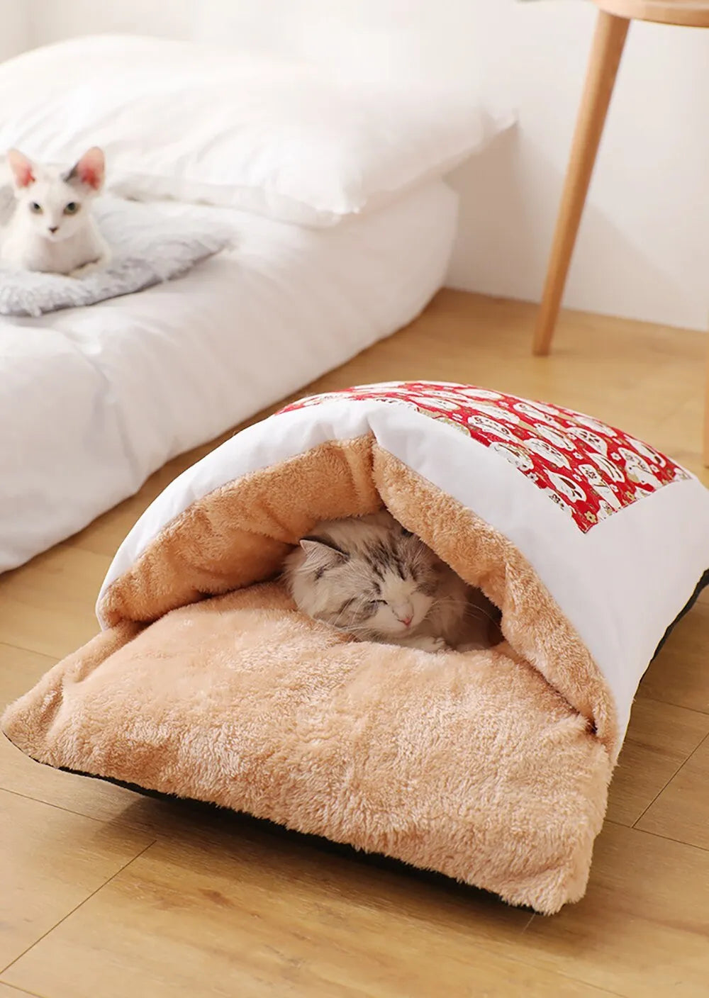 Kimpets closed cat litter tray with removable cushion in red, size L