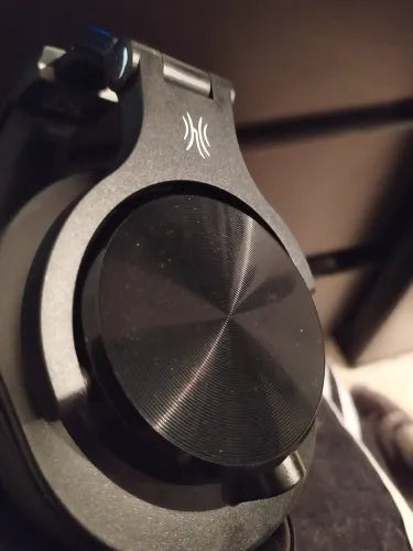 OneOdio over-ear headphones in black and red colour options, showing 40mm speaker drivers.