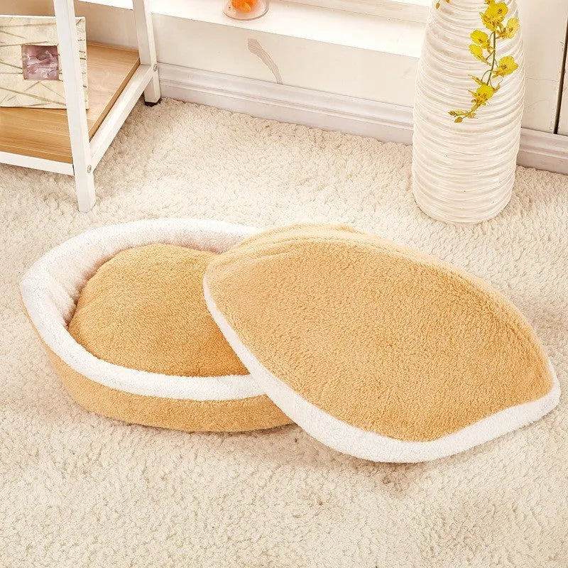 Removable hamburger-style pet nest in beige with zipper closure, size M 45x35 cm, fibre and PP cotton construction