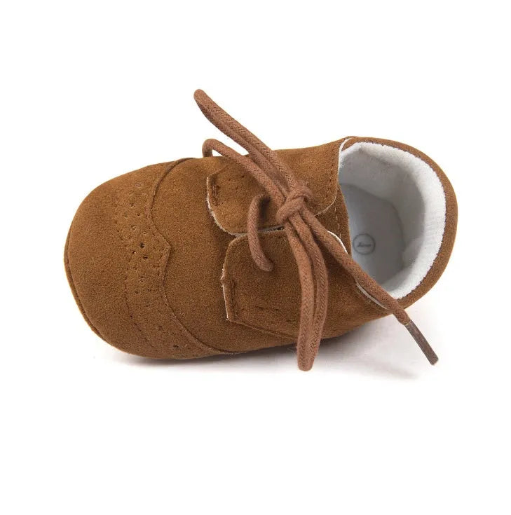 Vintage-style soft-soled baby shoes in synthetic leather with plain pattern design