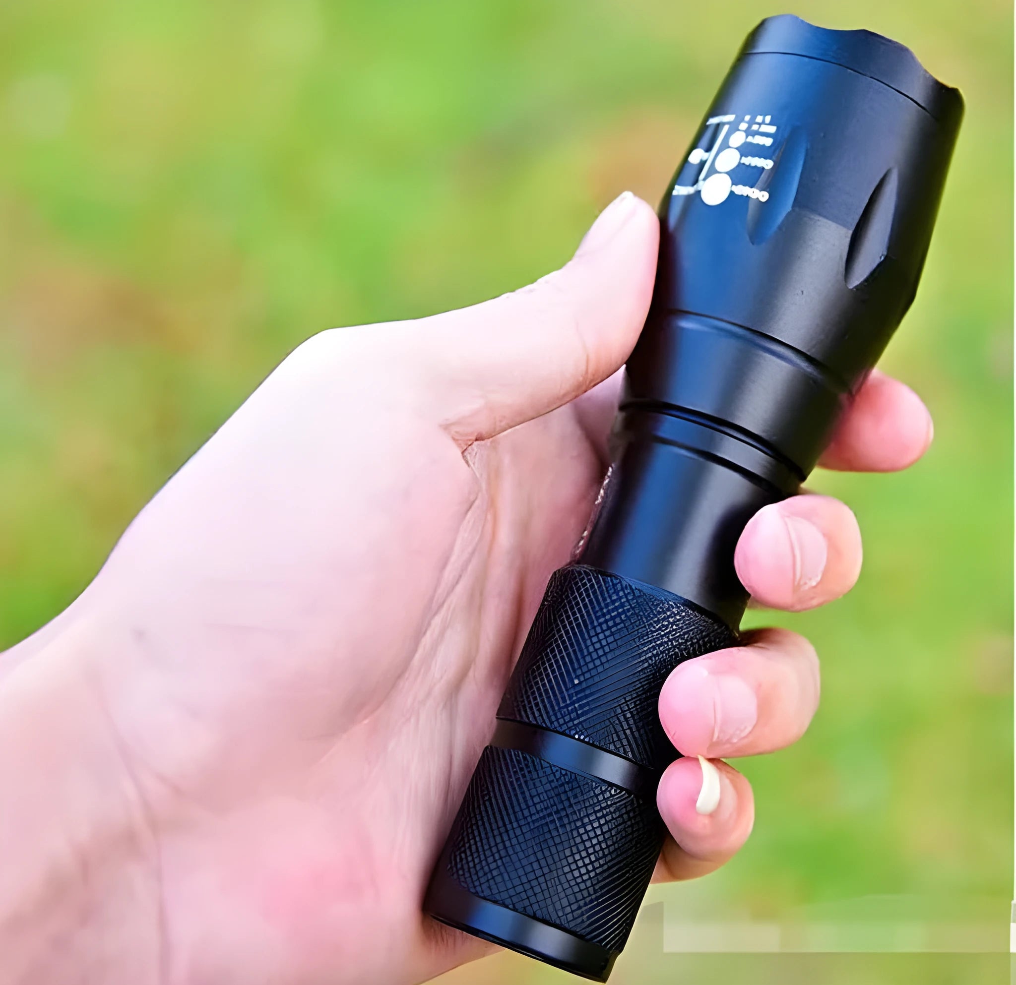Outdoor 4000LM LED flashlight with aluminium alloy body and zoom head, IPX5 water-resistant, 12.9 cm long