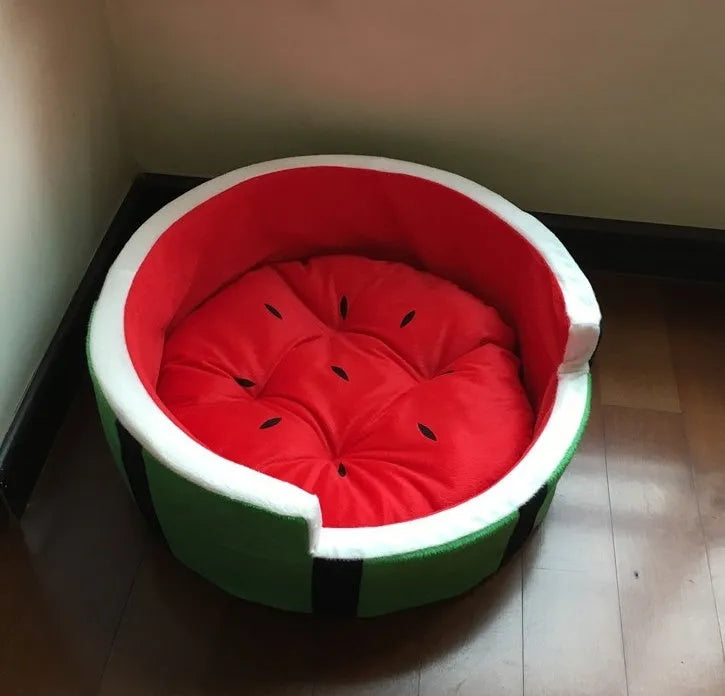 Watermelon-shaped Shu cotton pet bed in green and pink, suitable for small dogs and cats up to 5 kg