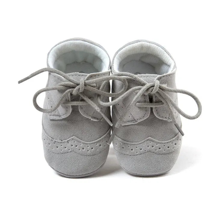 Vintage-style soft-soled baby shoes in synthetic leather with plain pattern design