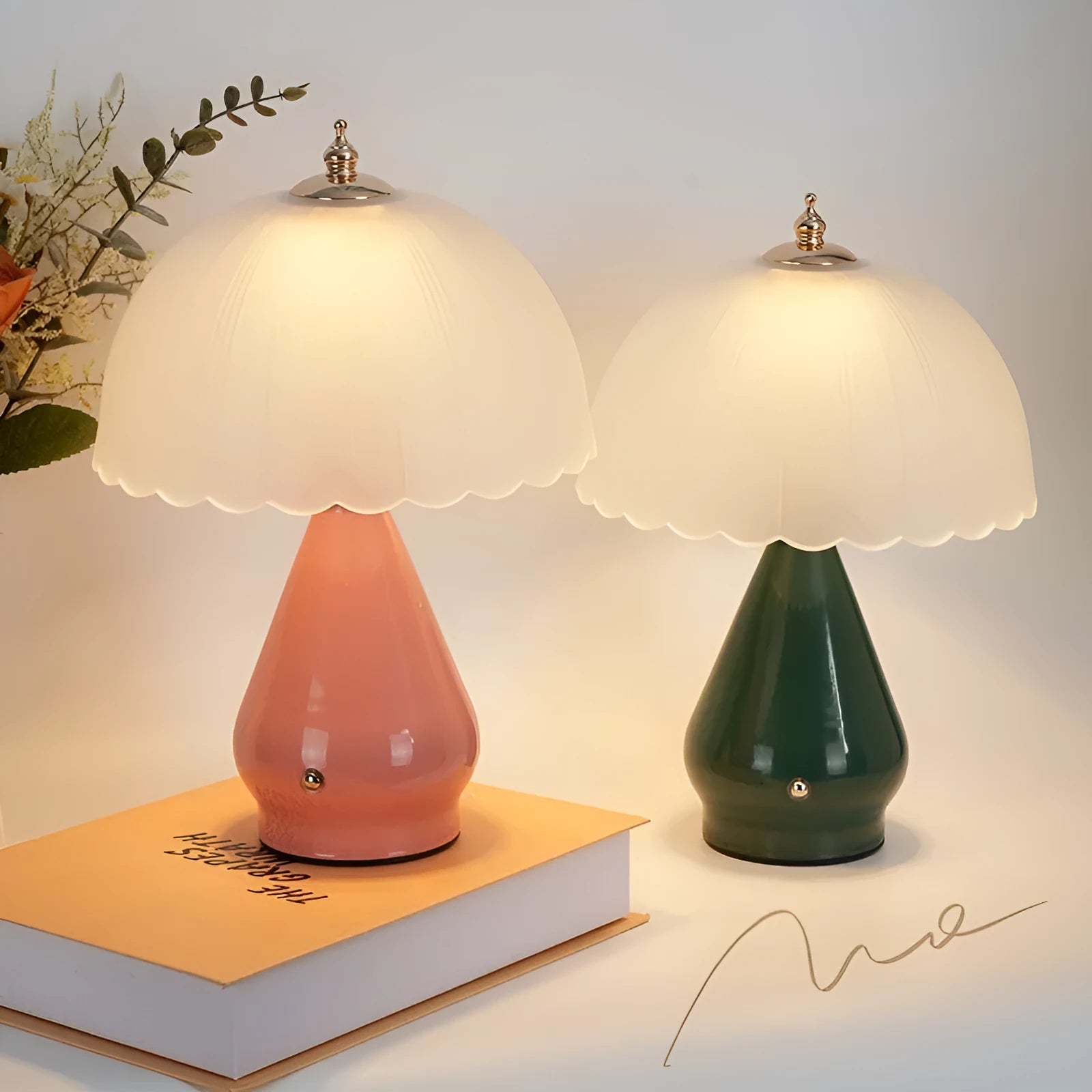 Geometric 3D table lamp in black with warm light on a wooden side table in a modern living room