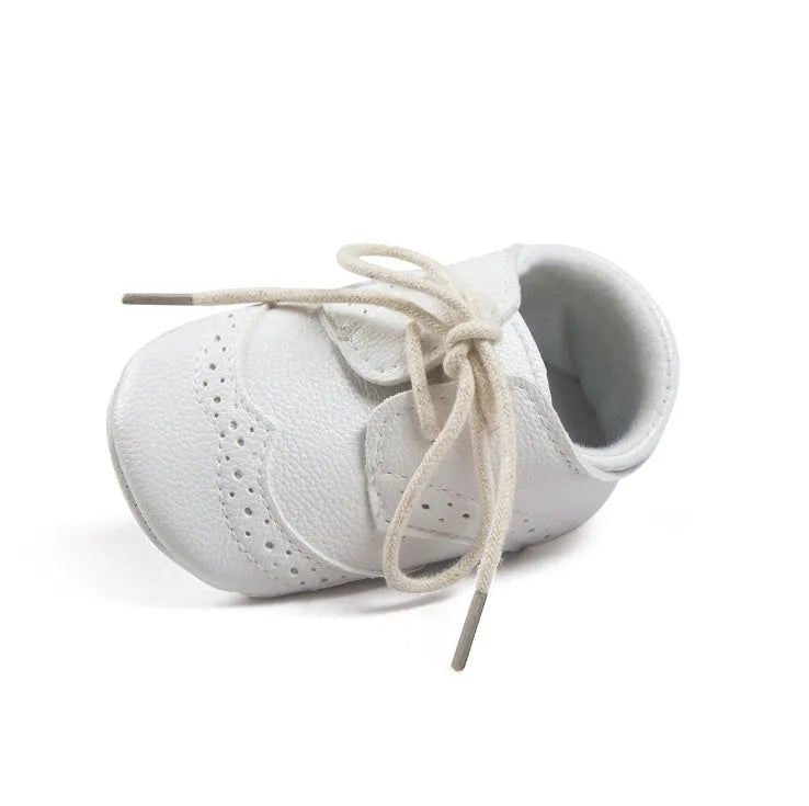 Vintage-style soft-soled baby shoes in synthetic leather with plain pattern design