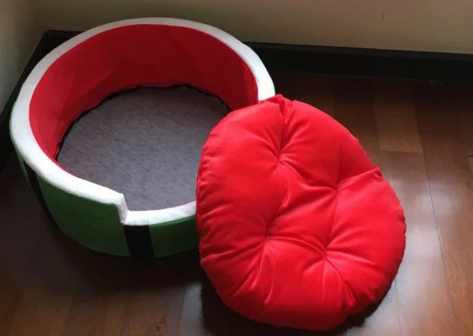 Watermelon-shaped Shu cotton pet bed in green and pink, suitable for small dogs and cats up to 5 kg