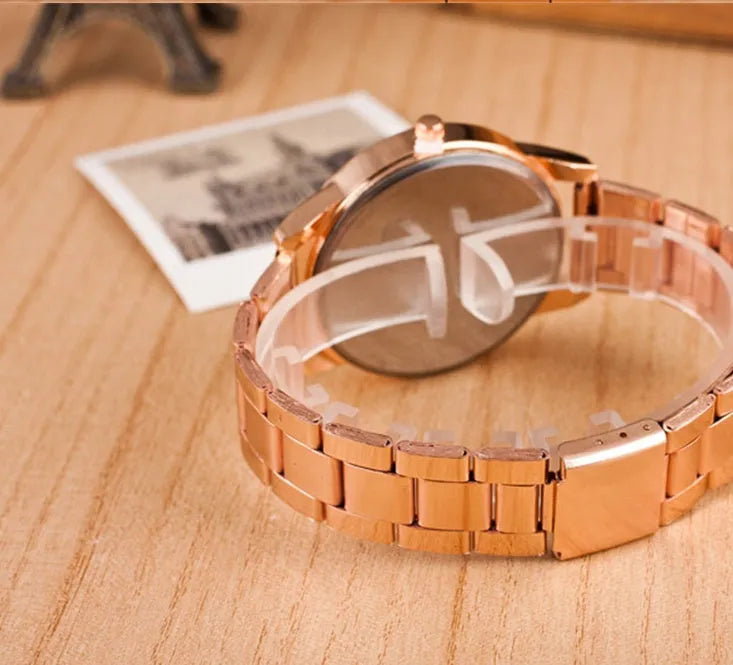 Rose gold quartz watch with white cat design on dial, alloy strap, and 40.5mm metal case