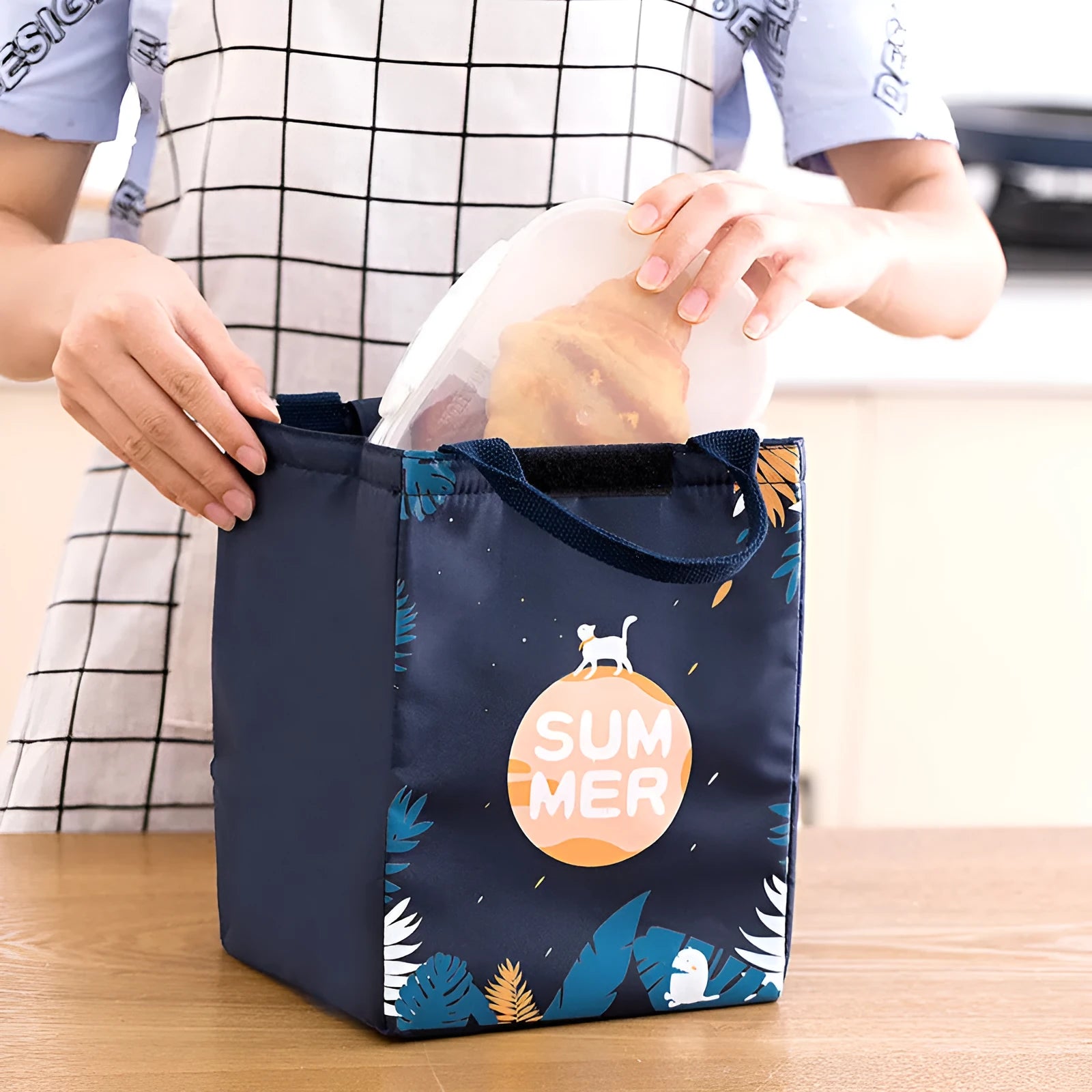 Portable thermal insulation lunch box bag with Oxford cloth construction in multiple colour patterns