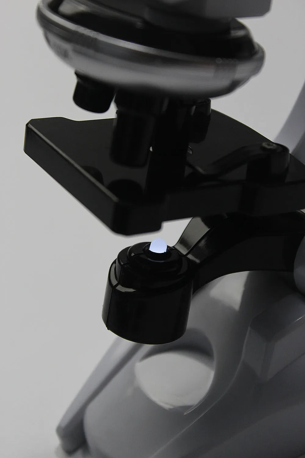 Children's microscope set in a 24.5 x 9 x 21.5 cm box for micro world observation