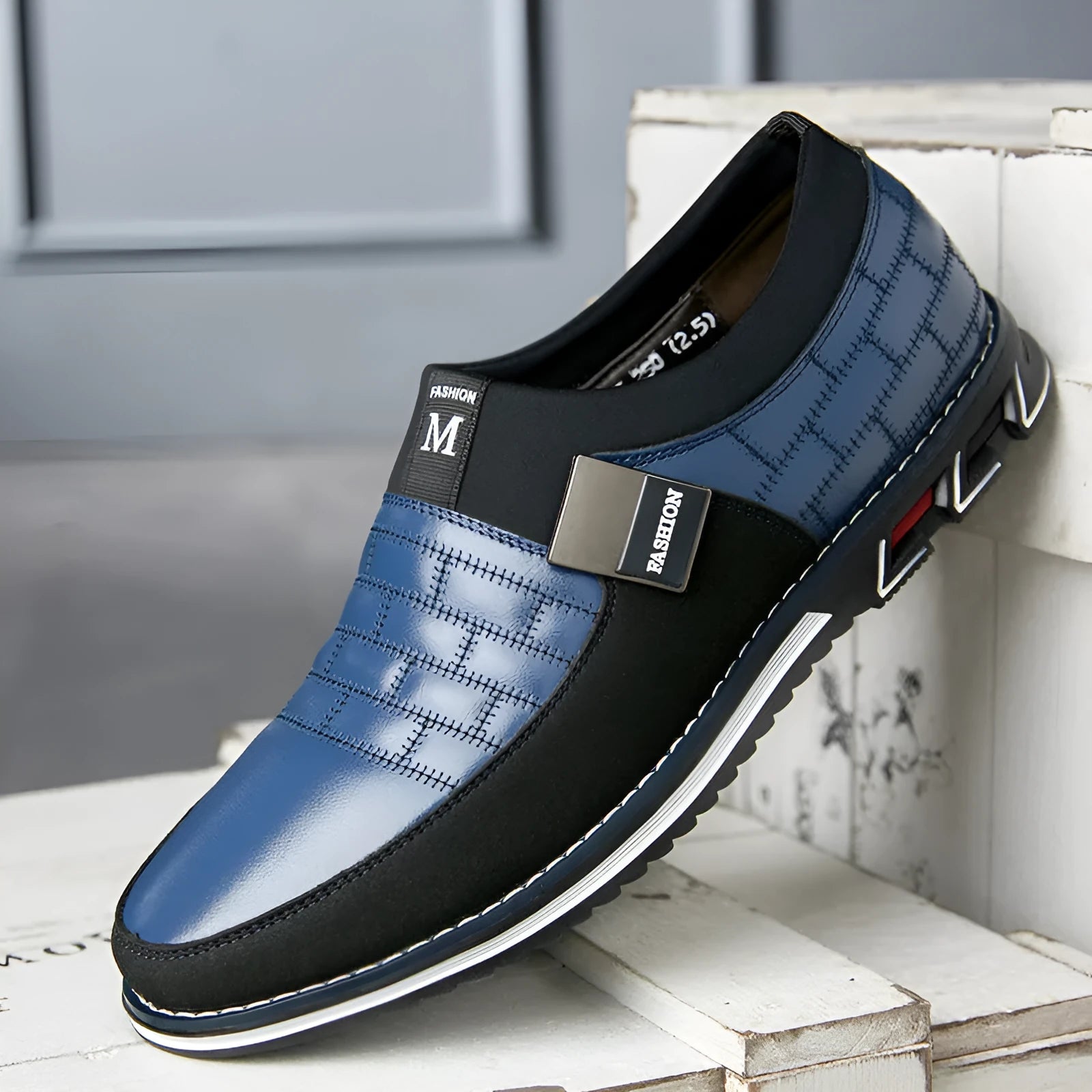 Men's black casual leather shoes with low upper, shown on a size chart background.
