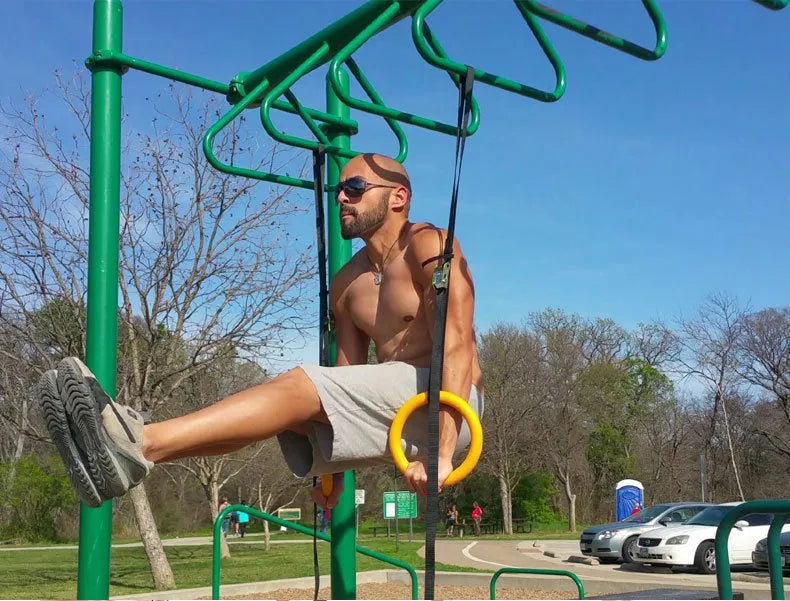 Black rubber encapsulation gymnastics training rings with ropes and gloves for indoor pull-ups and stretching exercise