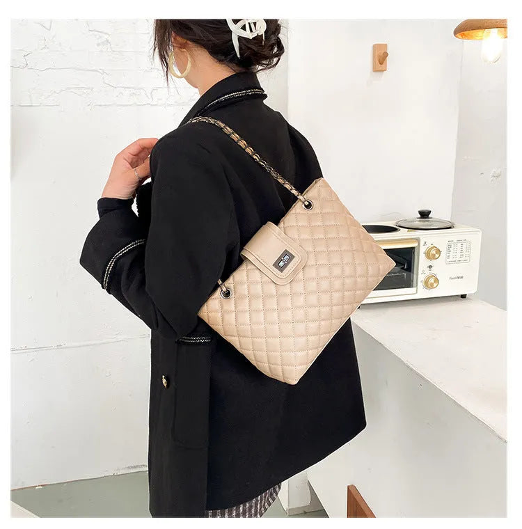 Lingge large-capacity women's PU leather chain shoulder messenger bag in black with lock closure and rhombus pattern