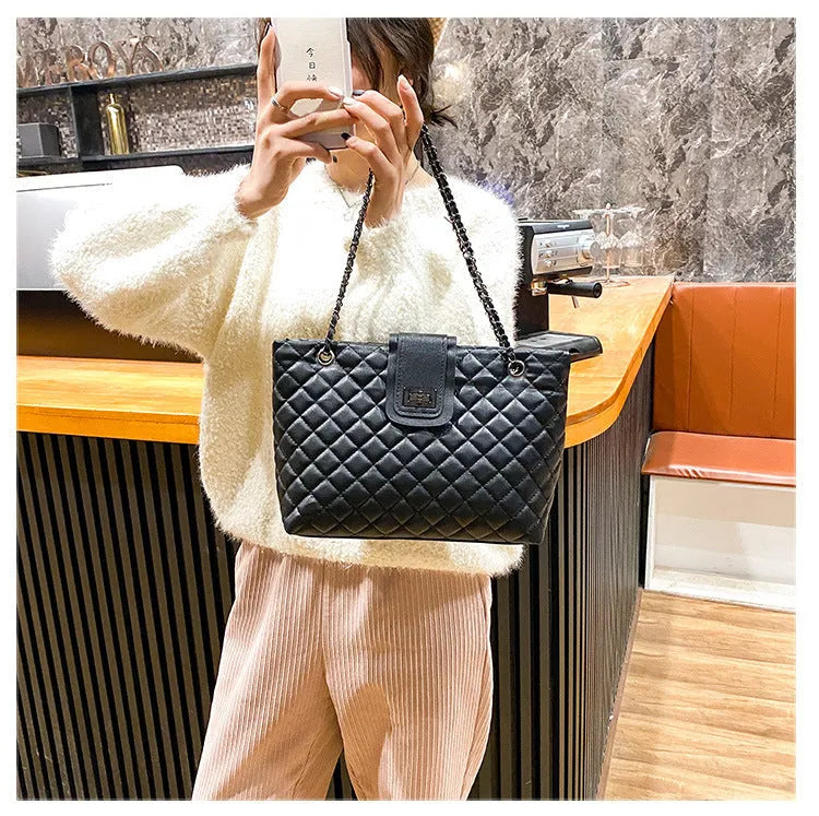 Lingge large-capacity women's PU leather chain shoulder messenger bag in black with lock closure and rhombus pattern