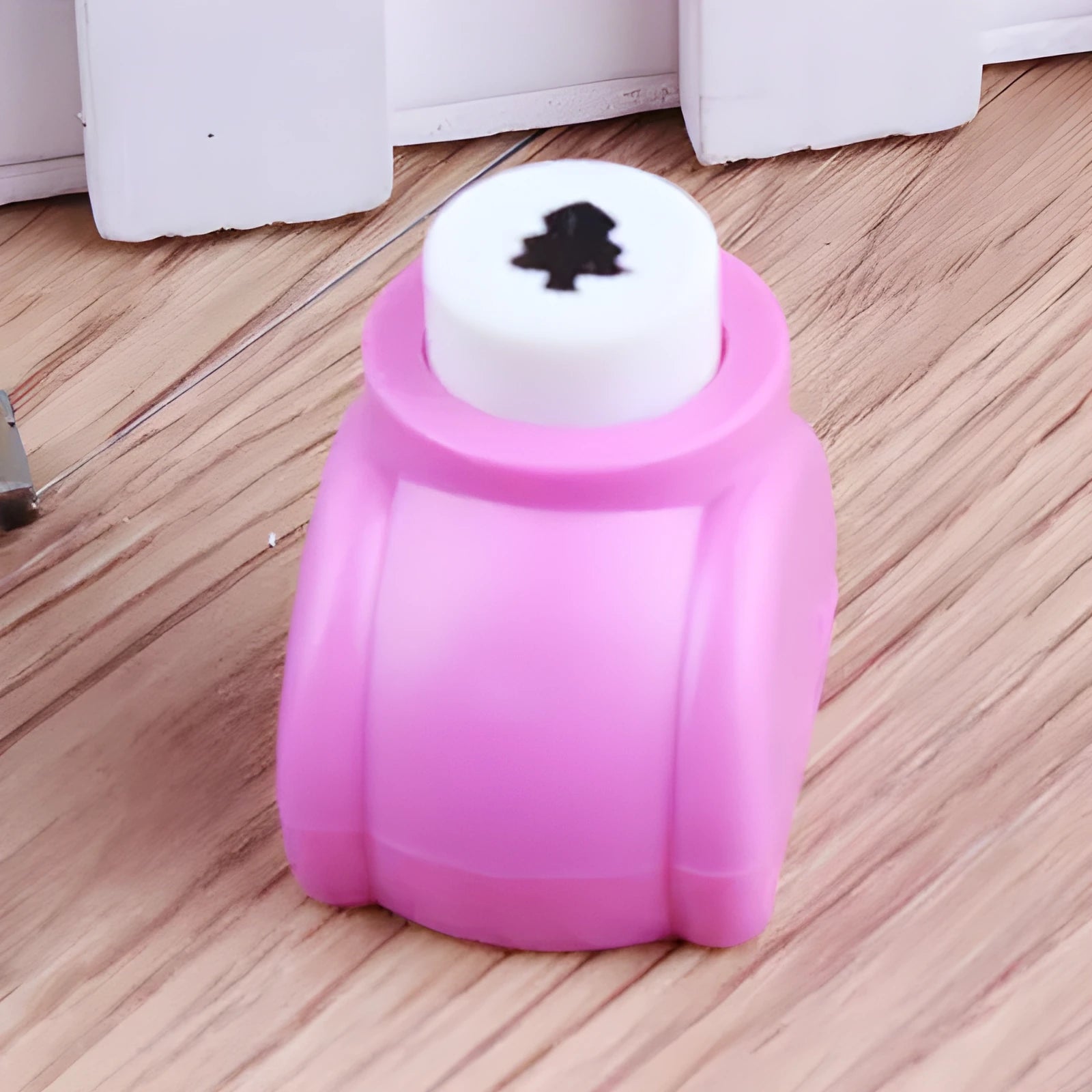 Plastic student stationery embossing device 3x2.5x3cm with decorative pattern