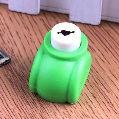 Plastic student stationery embossing device 3x2.5x3cm with decorative pattern