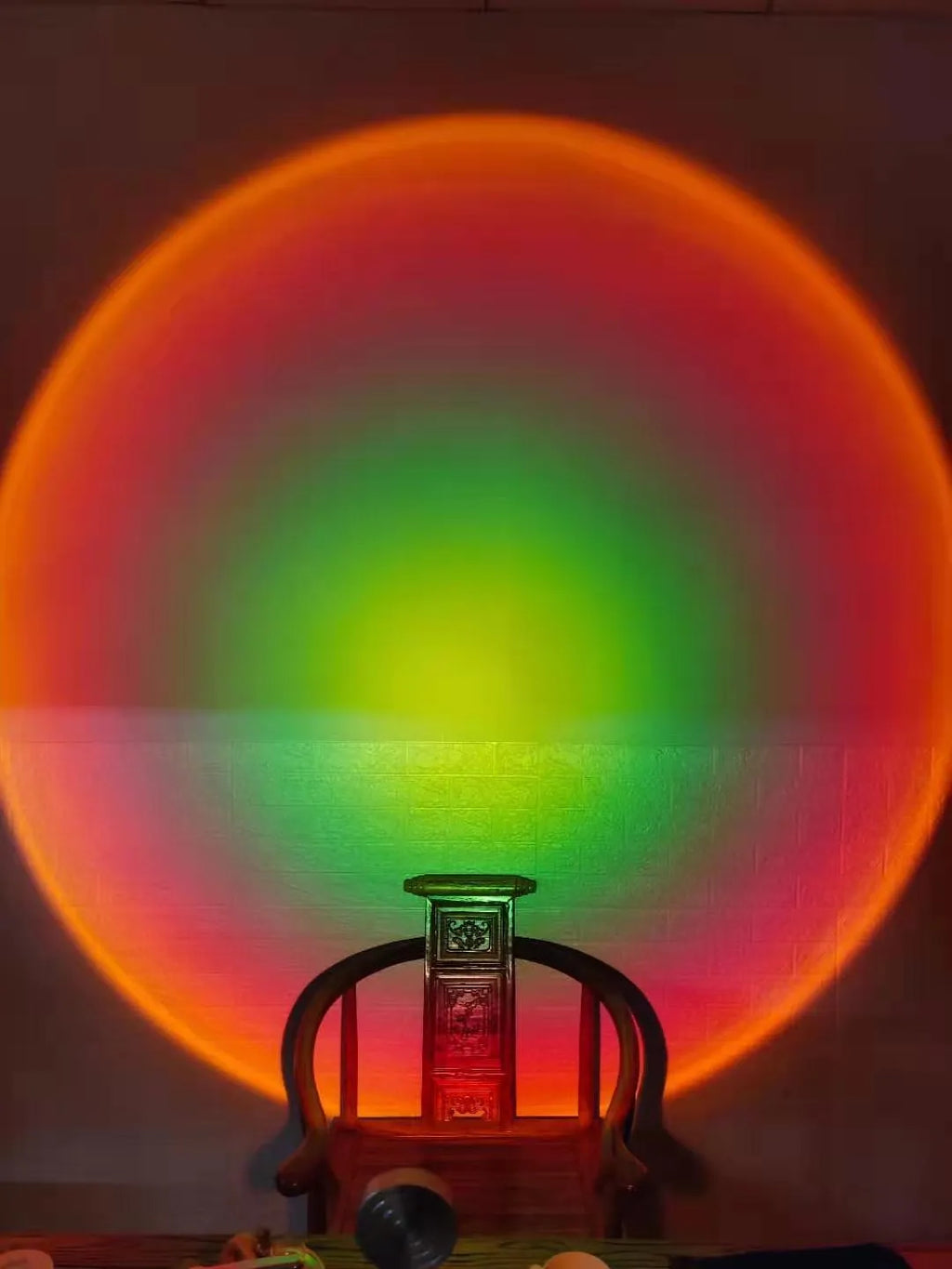 WiFi LED sunset projector light with 16 RGB colours, 360° rotation, glass lampshade, and touch switch