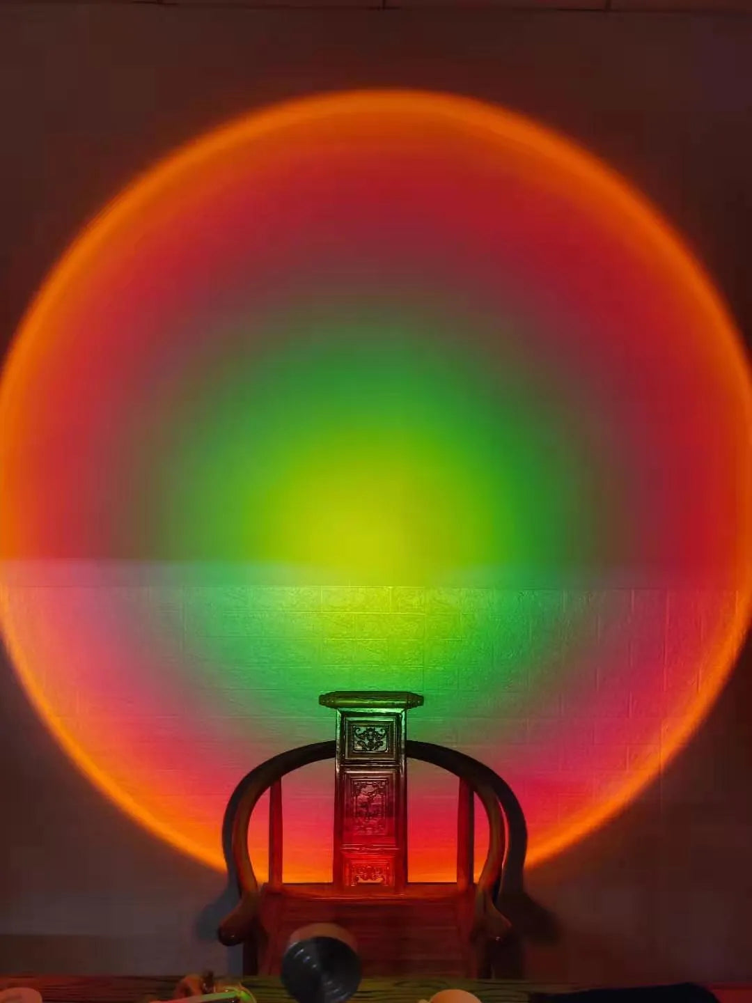 WiFi LED sunset projector light with 16 RGB colours, 360° rotation, glass lampshade, and touch switch