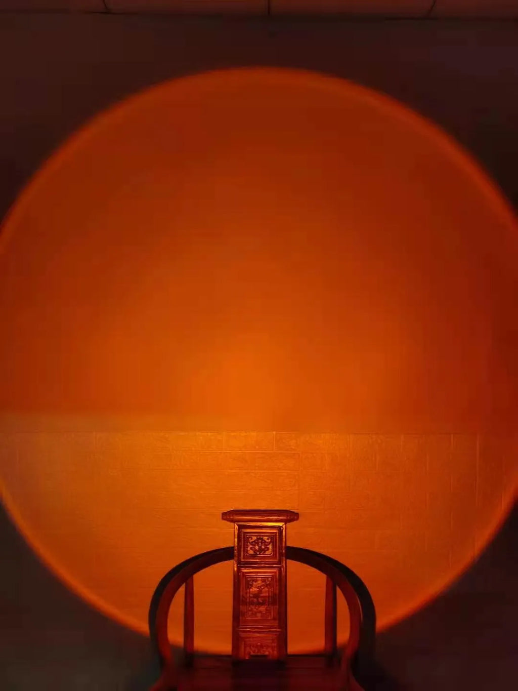 WiFi LED sunset projector light with 16 RGB colours, 360° rotation, glass lampshade, and touch switch