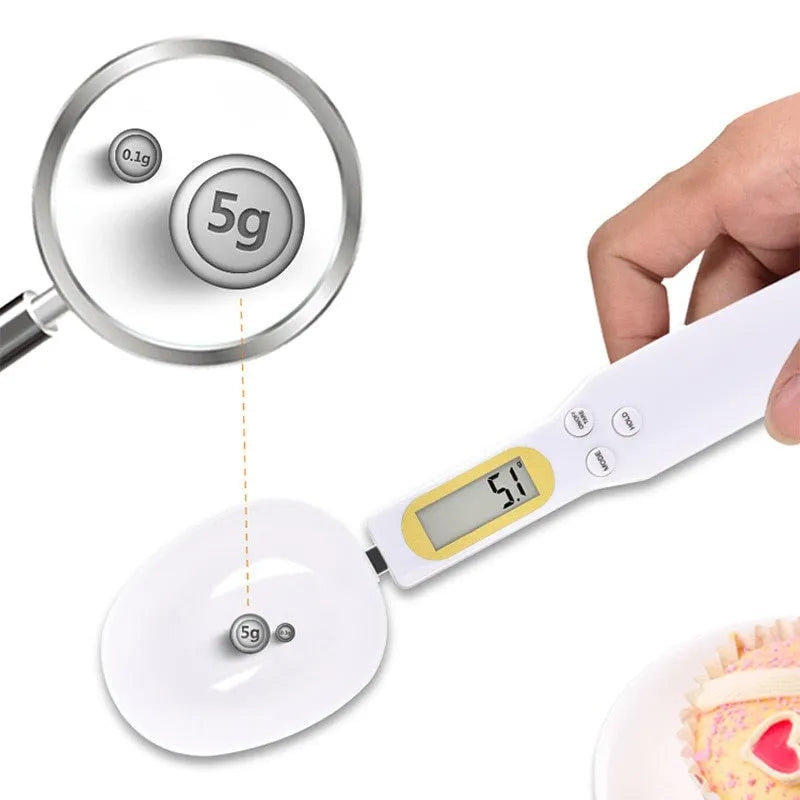 Digital measuring spoon with LCD display showing weight, in black colour, with removable spoon bowl