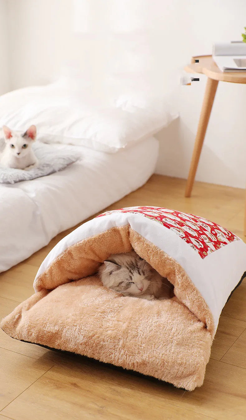 Kimpets closed cat litter tray with removable cushion in red, size L