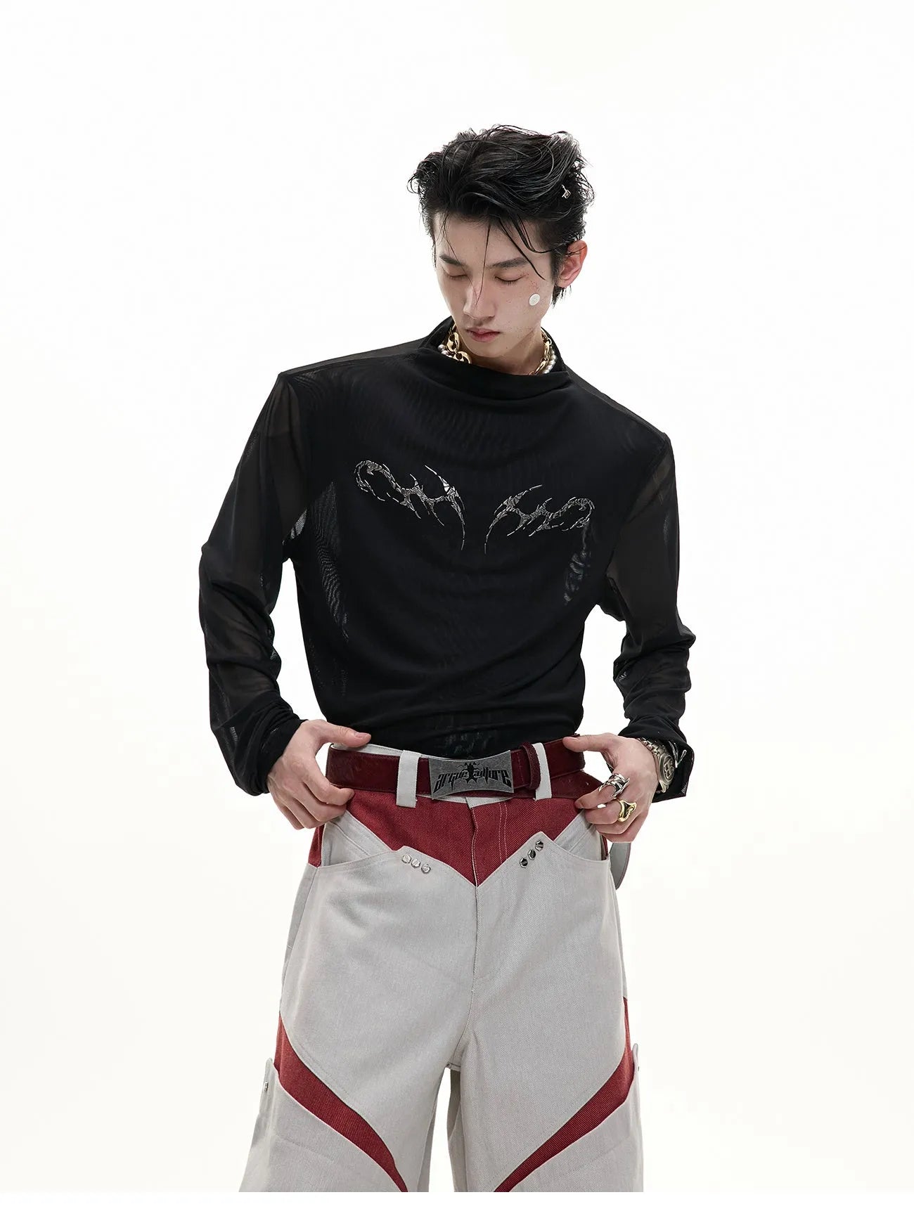 Niche mesh ice-feeling slim bottoming shirt in black, showcasing long sleeves and a trendy fit.