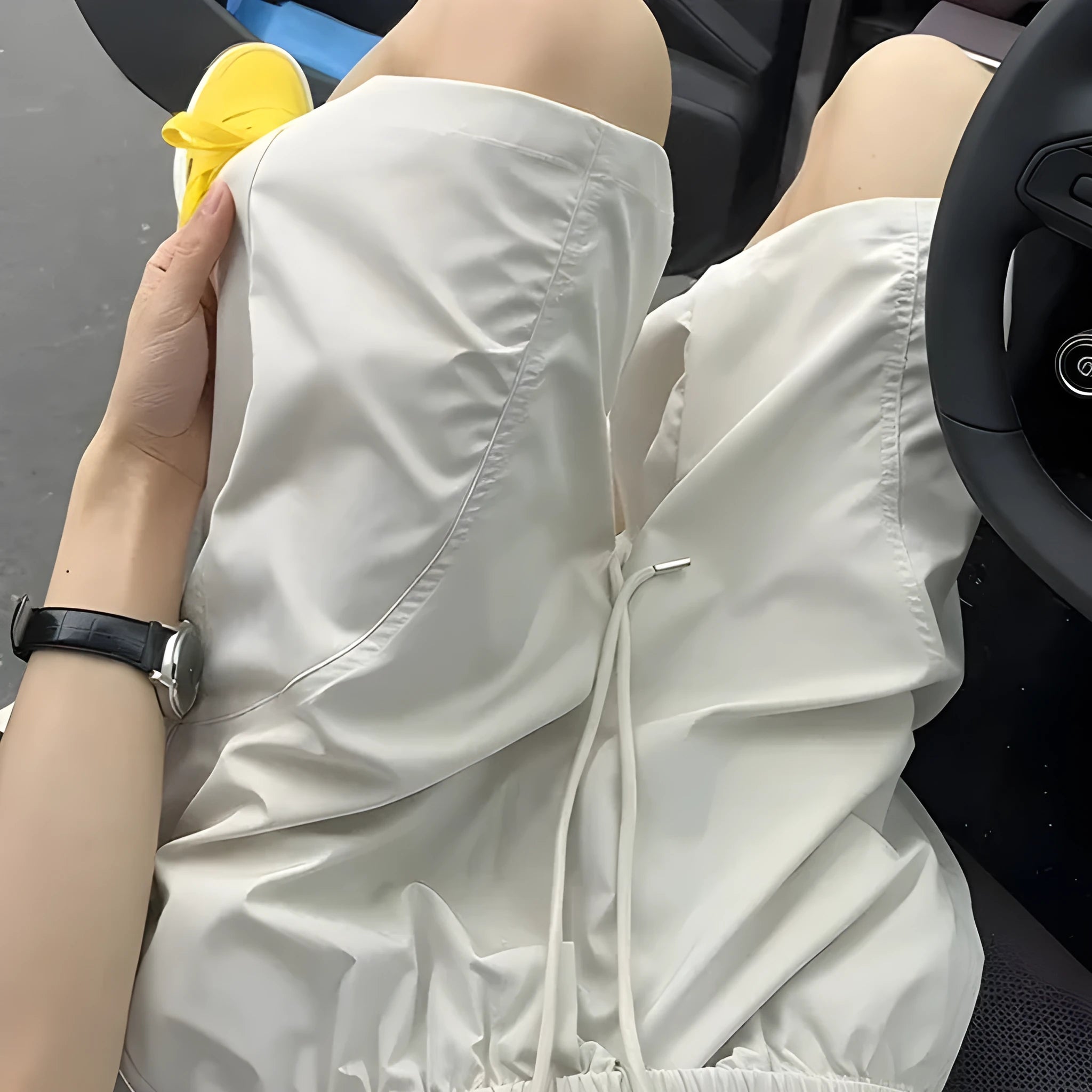 Men's quick-drying polyester sports shorts in straight cut with elastic waist, fifth pants length