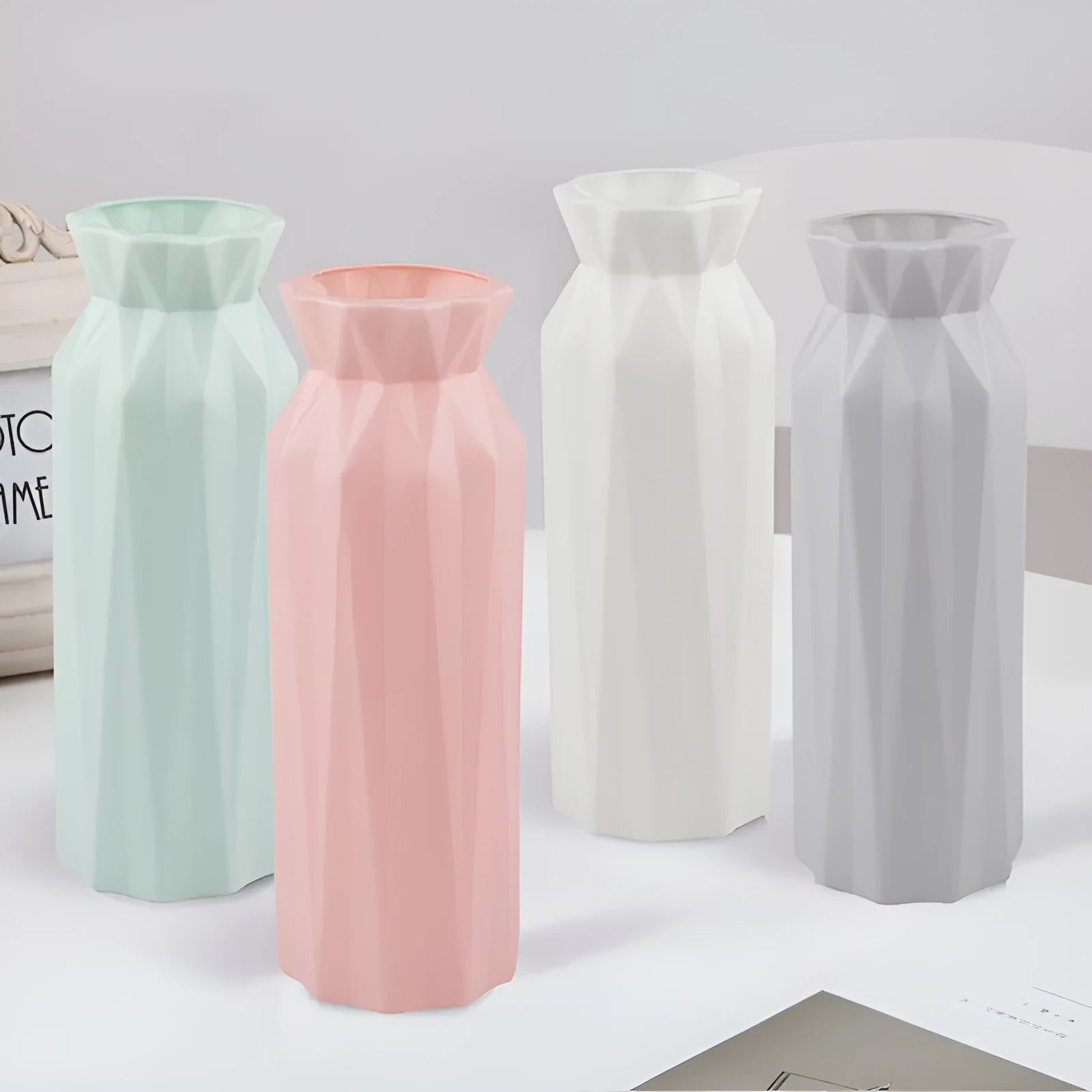 Drop-resistant melamine plastic vase in green colour with 7.2cm base diameter