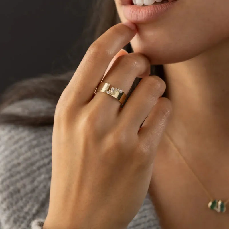 Gold electroplated women's ring with zircon stone, available in sizes 6 to 10
