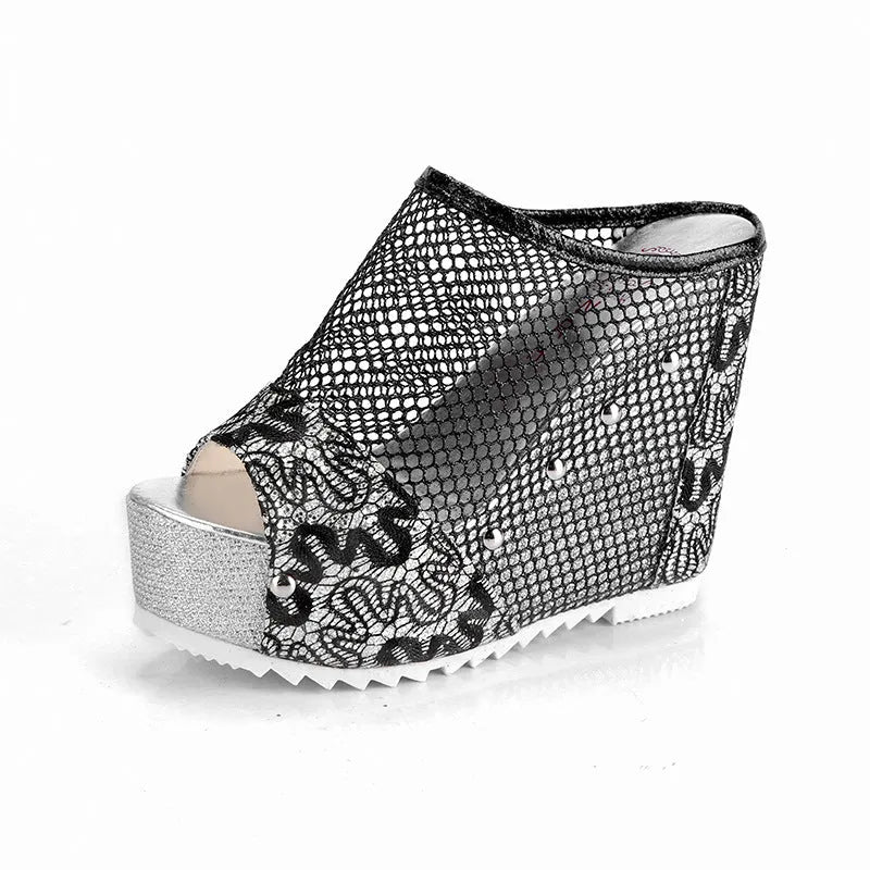Korean chunky heel flip-flops with hollowed-out detail and mesh upper in gold.