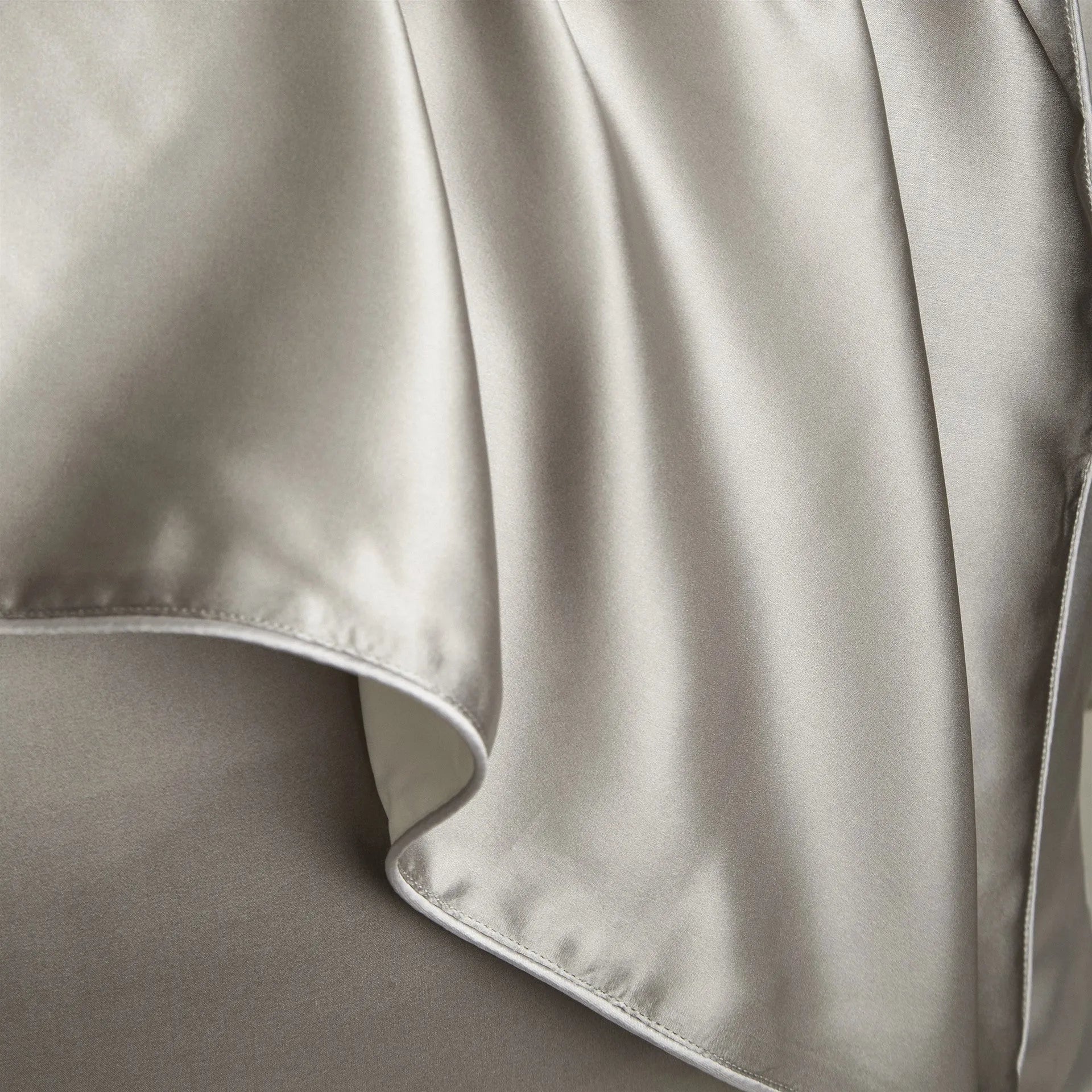 Single mulberry silk pillowcase in palace luxury style, size 48cm by 74cm.