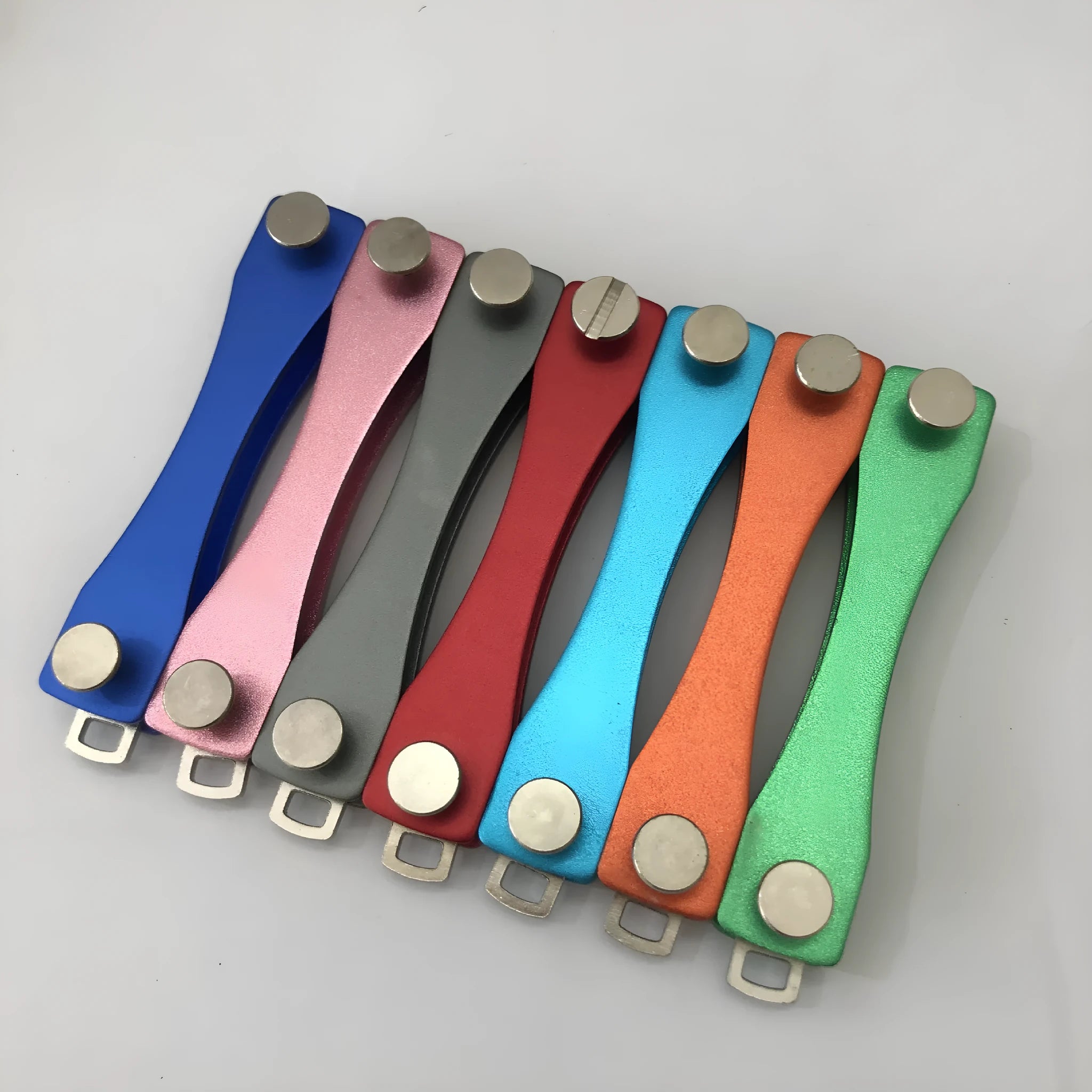 KEY SMART metal key clip in black aluminium alloy, 8.8cm long, showing keys attached to the compact holder