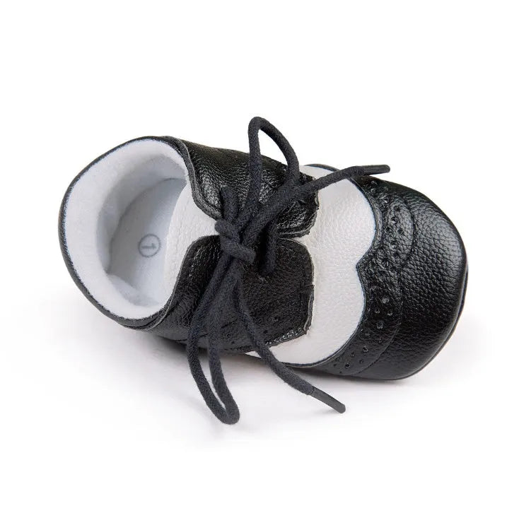 Vintage-style soft-soled baby shoes in synthetic leather with plain pattern design