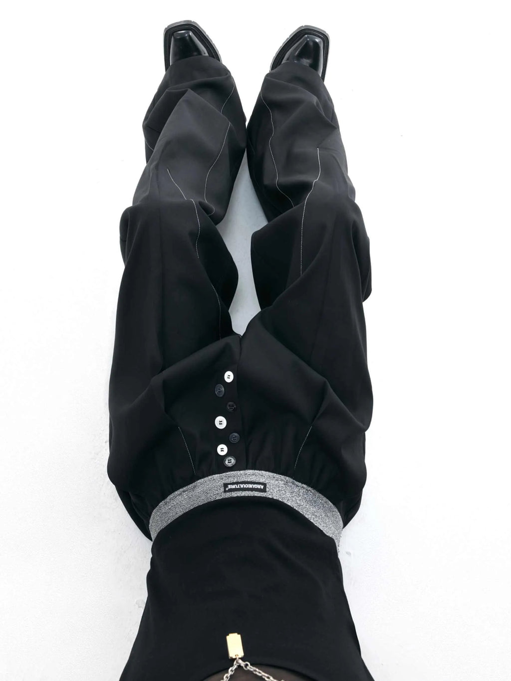 Drooping straight suit pants with button open line design and high waist in black colour