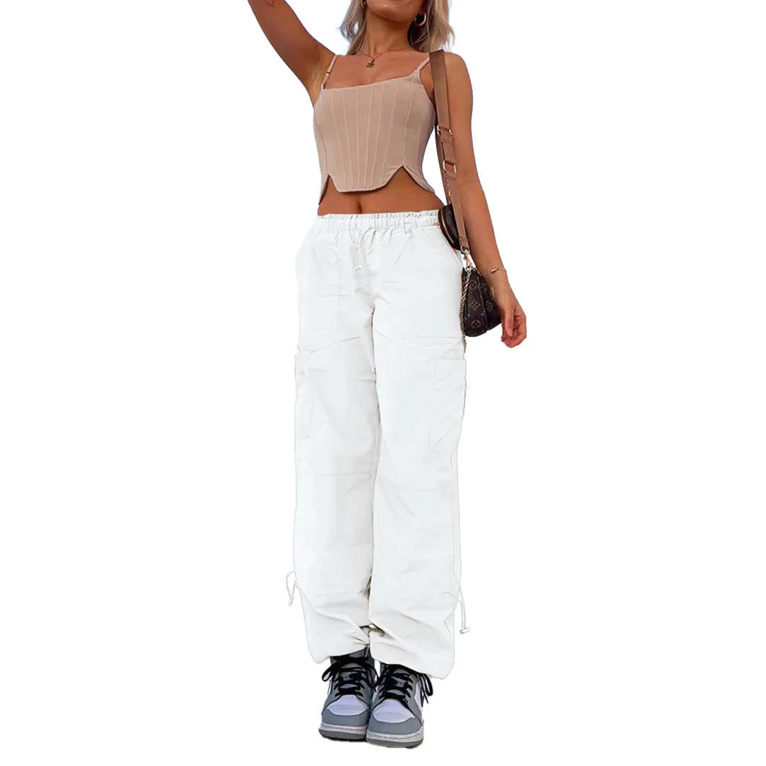 Man's loose-fitting straight-leg cargo pants in polyester with multiple pockets.