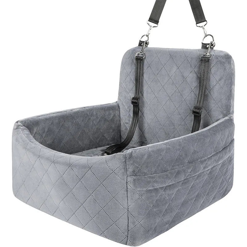 Black pet car mat made of Holland Velvet with dimensions 48x48x13cm on a car rear seat