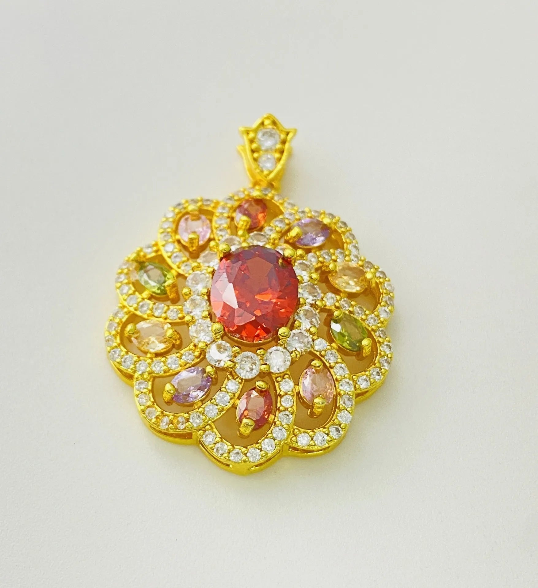 Women's zircon flower pendant necklace in gold, champagne gold or platinum colour with electroplated finish