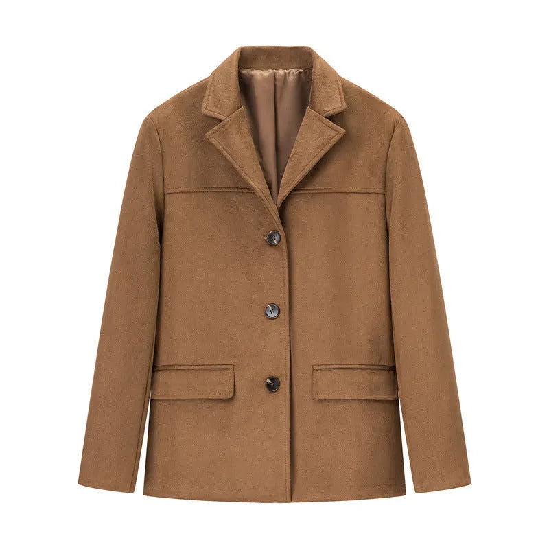Men's casual suit coat in army green with long sleeves and front pockets, regular fit from front view
