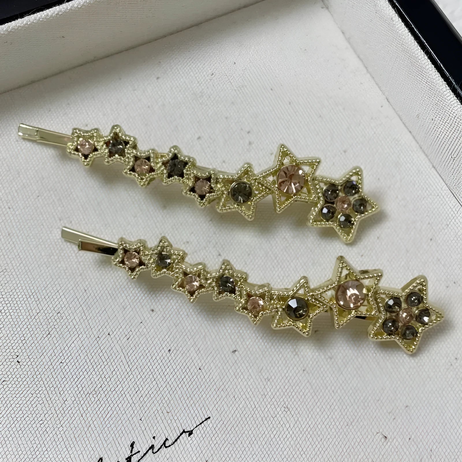 Gold-coloured alloy hair barrette with five-pointed star decoration and side-clip mechanism